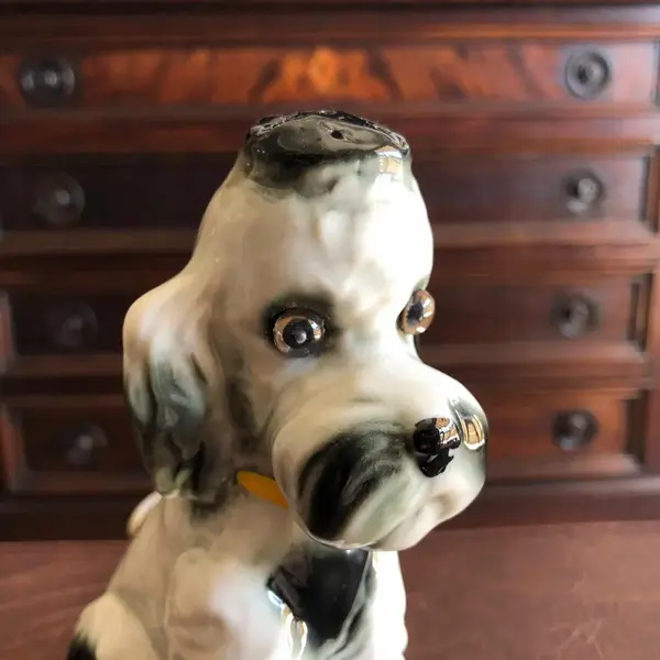 Foto de um(a) Antigo Raro Abajur Escultura De Cachorro Porcelana Alemã, da categoria de Abajures. Antigo e original abajur no formato de cachorro em porcelana alemã, olhos de cristal. Impecável. Década 1930.Medidas 16x11cm. Mostrado de uma perspectiva diferente. Vendido no marketplace Trésors.