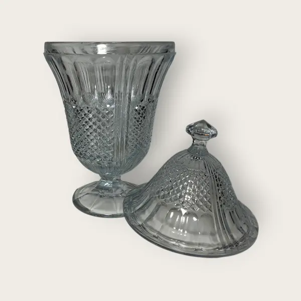 Foto de um(a) Compoteira em cristal bico de jaca, da categoria de Garrafas, potes e jarros. Imponente compoteira em bico de jaca, linda. Modelo clássico e perfeitas condições. Mostrado de uma perspectiva diferente. Vendido no marketplace Trésors.