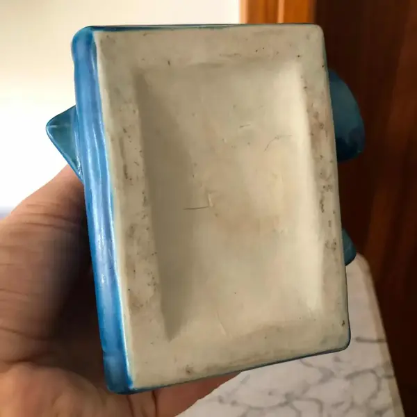 Foto de um(a) Antiga Escultura Porcelana Coruja Com Livros - Sabedoria, da categoria de Modelos e estatuetas. Linda escultura de coruja com livros, símbolo da sabedoria, em porcelana vitrificada, com olhos de cristal. Medidas 17x12cm. Mostrado de uma perspectiva diferente. Vendido no marketplace Trésors.