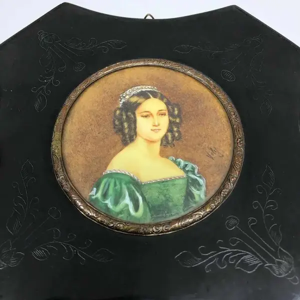 Foto de um(a) Antigo Quadrinho Camafeu Miniature Portrait Pintura A Óleo, da categoria de Pinturas. Miniature Portrait. Antigo quadrinho camafeu, pintado à mão em folha de marfim. Moldura em madeira com paspatur em bronze.... Mostrado de uma perspectiva diferente. Vendido no marketplace Trésors.