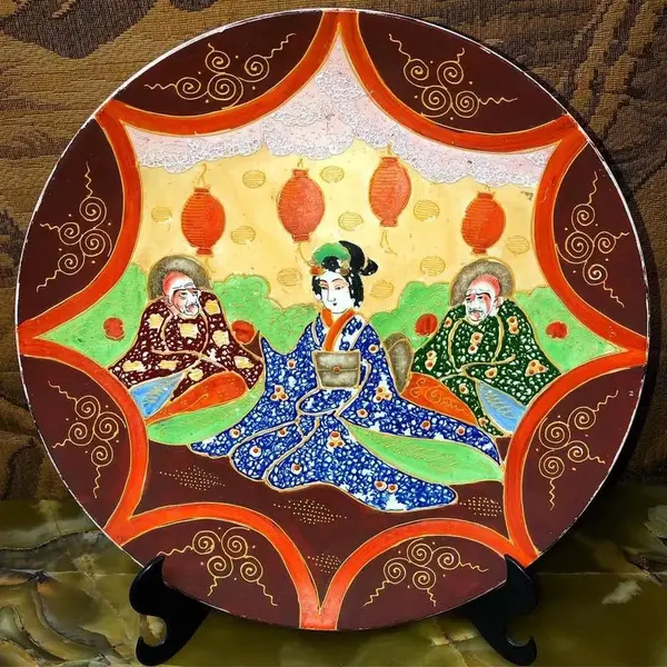 Foto de um(a) Antigo Grande Prato Medalhão Porcelana Japonesa Satsuma, da categoria de Pratos Decorativos. Antigo e grande prato medalhão em porcelana japonesa, Satsuma. Com decoração de sábios ricamente pintada à mão com sábios em... Mostrado de uma perspectiva diferente. Vendido no marketplace Trésors.