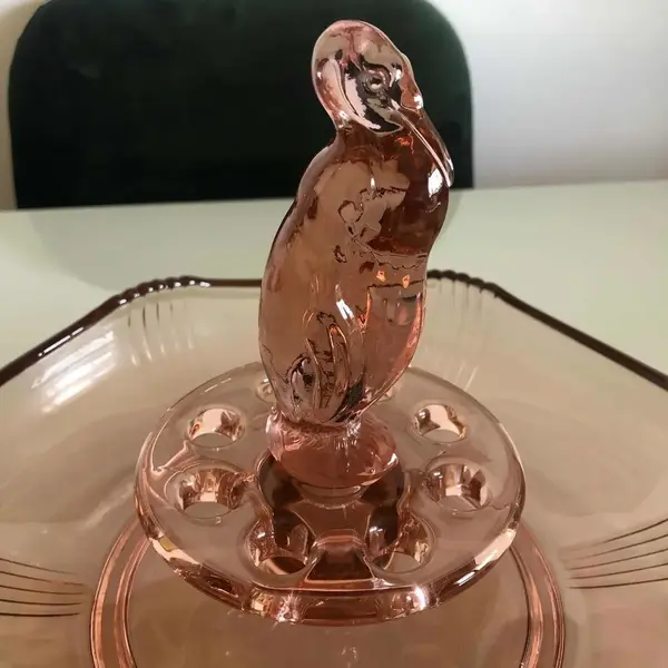 Foto de um(a) Antigo Centro De Mesa Art Deco Pinguim Libochovice Glass, da categoria de Centro de mesa. Libochovice Glass. Antigo centro de mesa/violeteiro em vidro artístico, da famosa manufatura tcheca Libochovice Glass.... Mostrado de uma perspectiva diferente. Vendido no marketplace Trésors.