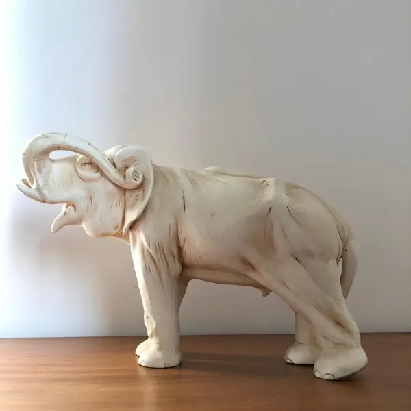 Foto de um(a) Antiga Grande Escultura Elefante Art Deco Faiança Tcheco (Usado), da categoria de Escultura. Grande escultura em faiança de procedência Czechoslovakia, representando elefante com a tromba levantada, que simboliza o... Mostrado de uma perspectiva diferente. Vendido no marketplace Trésors.