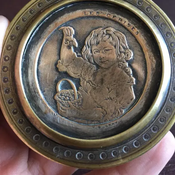 Foto de um(a) Antigas Caixinhas Porta Jóias Franceses Prata Bronze Ormolu, da categoria de Porta-Jóias. Par de caixinhas porta-joias em bronze, com partes banhada a prata e ouro ormolu. Assinadas, com o nome da obra. França,... Mostrado de uma perspectiva diferente. Vendido no marketplace Trésors.