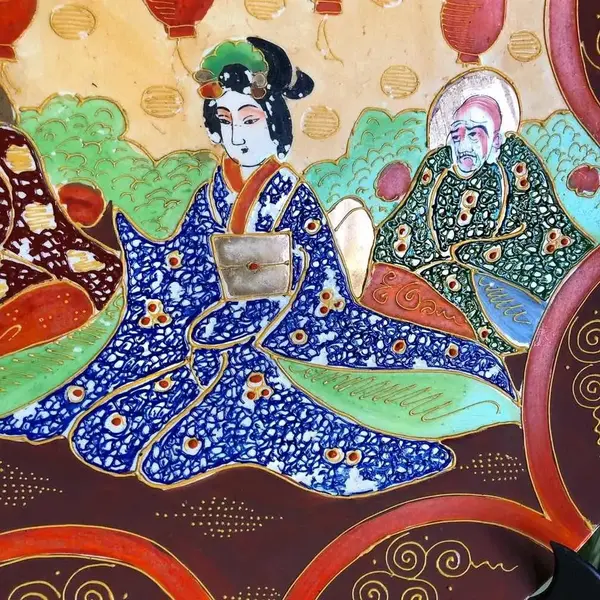 Foto de um(a) Antigo Grande Prato Medalhão Porcelana Japonesa Satsuma, da categoria de Pratos Decorativos. Antigo e grande prato medalhão em porcelana japonesa, Satsuma. Com decoração de sábios ricamente pintada à mão com sábios em... Mostrado de uma perspectiva diferente. Vendido no marketplace Trésors.