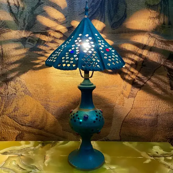 Foto de um(a) Antigo Raro Abajur Luminária De Mesa Bronze Europeu Art Deco, da categoria de Abajures. Antigo e especial abajur Europeu em bronze patinado com aplicação de pedras coloridas. Meados do século XX. Medidas 45x22cm. Mostrado de uma perspectiva diferente. Vendido no marketplace Trésors.