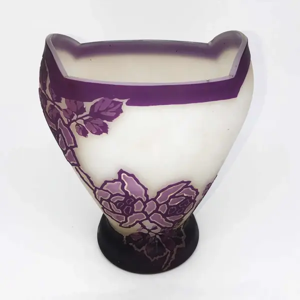Foto de um(a) Antigo Vaso Jarro Francês Em Vidro Cameo Glass Art Nouveau, da categoria de Vasos. Escola Gallé. Cameo Glass. Lindíssimo e imponente vaso francês em vidro artístico, ricamente moldado à mão com flores em... Mostrado de uma perspectiva diferente. Vendido no marketplace Trésors.