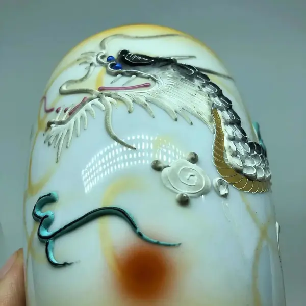 Foto de um(a) Antigo Vaso Com Dragão Em Porcelana Japonesa Pintado À Mão, da categoria de Vasos. Antigo e diferente vaso em porcelana japonesa, pintado à mão com linda figura de dragão em alto relevo. Meados do século XX.... Mostrado de uma perspectiva diferente. Vendido no marketplace Trésors.