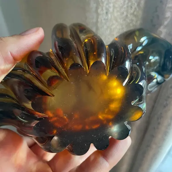 Foto de um(a) Antiguidade Cesta Decorativa Em Murano Italiano Art Deco, da categoria de Cestos e Caixas. Antiga cesta decorativa em legítimo Murano Italiano, peça feita à mão. Lindas cores. Período Art Deco. Medidas 20x19cm. Mostrado de uma perspectiva diferente. Vendido no marketplace Trésors.
