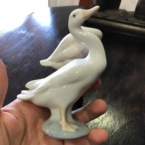 Foto de um(a) Antigo Par De Esculturas De Pato Porcelana Espanhola Lladró, da categoria de Escultura. Lladró. Antigo par de esculturas, representando casal se patos, feitos à mão em porcelana artística espanhola, da famosa... Mostrado de uma perspectiva diferente. Vendido no marketplace Trésors.