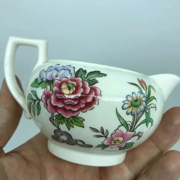 Foto de um(a) Antigo Açucareiro Leiteira Porcelana Inglesa Wedgwood, da categoria de Leiteira. Wedgwood. Açucareiro e leiteira em finíssima porcelana inglesa, manufatura Wedgwood. Com linda decoração floral feita à mão... Mostrado de uma perspectiva diferente. Vendido no marketplace Trésors.