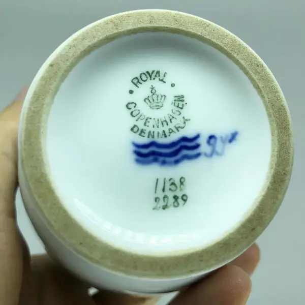 Foto de um(a) Antigos Raros Vasos Art Deco Porcelana Royal Copenhagen, da categoria de Vasos. Royal Copenhagen. Par de vasinhos decorativos em porcelana dinamarquesa, com linda coloração e decoração de aves, da famosa... Mostrado de uma perspectiva diferente. Vendido no marketplace Trésors.