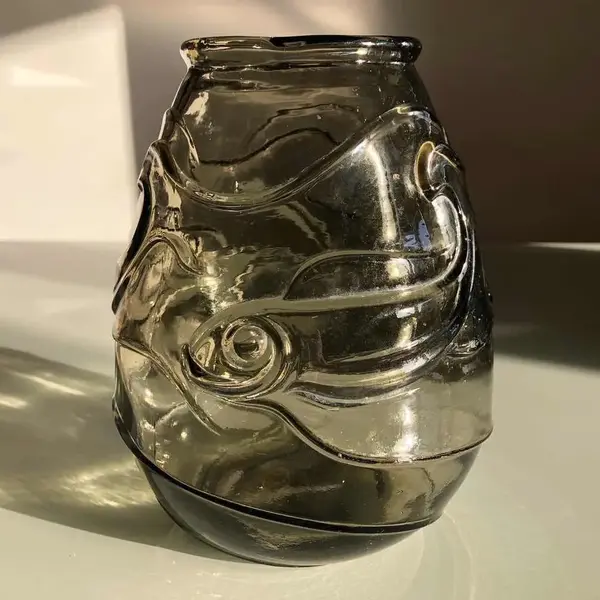 Foto de um(a) Antigo Vaso Jarro Com Peixes Art Deco Josef Inwald Glass, da categoria de Vasos. Josef Inwald - Barolac. Antigo e lindo vaso Tcheco, em vidro artístico, ricamente moldado e prensado com decoração de peixes... Mostrado de uma perspectiva diferente. Vendido no marketplace Trésors.