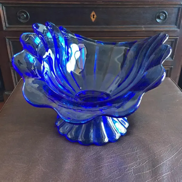 Foto de um(a) Antigo Centro De Mesa Francês Art Deco Vidro Azul, da categoria de Centro de mesa. Lindo e grande centro de mesa em fino vidro francês prensado e soprado. Década de 1950. Art Deco. Em perfeito estado. ... Mostrado de uma perspectiva diferente. Vendido no marketplace Trésors.