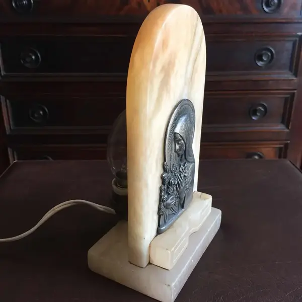 Foto de um(a) Arte Sacra Antiga Luminária Abajur Alabastro Santa Terezinha, da categoria de Abajures. Arte sacra antiga. Magnífica luminária francesa de alabastro/mármore com placa de Santa Terezinha em pétit bronze francês.... Mostrado de uma perspectiva diferente. Vendido no marketplace Trésors.