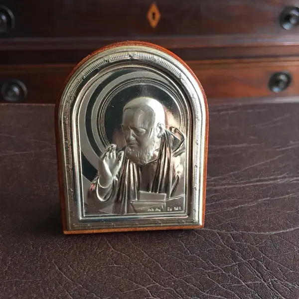Foto de um(a) Arte Sacra Antigo Santo Miniatura Prata De Lei Contrastada, da categoria de Objetos religiosos e espirituais. Medindo 8x6cm. Mostrado de uma perspectiva diferente. Vendido no marketplace Trésors.