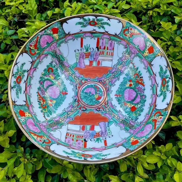 Foto de um(a) Antigo Grande Bowl Centro De Mesa Porcelana Oriental Mandarim, da categoria de Travessas e tigelas. Antigo centro de mesa em porcelana artística Chinesa. Decoração Mandarim, pintado à mão, com filetes de ouro. Meados do... Mostrado de uma perspectiva diferente. Vendido no marketplace Trésors.