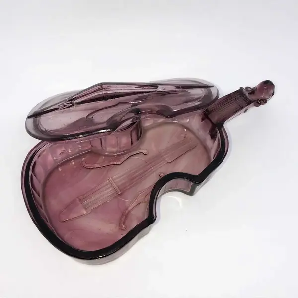 Foto de um(a) Antiga Rara Caixa Porta Jóias Art Deco Em Cristal Tcheco, da categoria de Porta-Jóias. Antiga e grande caixa em cristal tcheco, no formato de violino. Peça muito decorativa e diferente. Perito Art Deco. Década... Mostrado de uma perspectiva diferente. Vendido no marketplace Trésors.