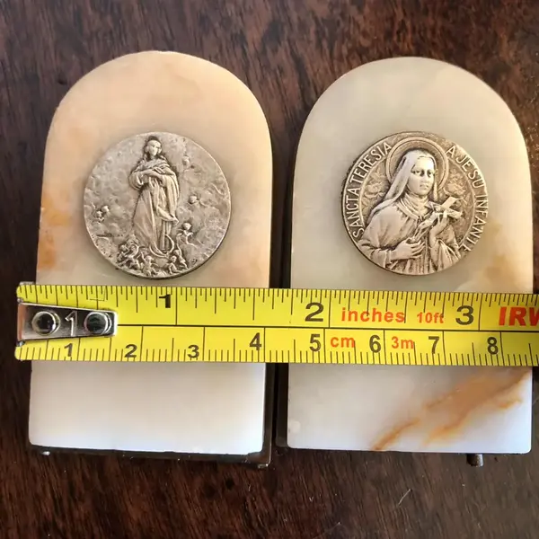 Foto de um(a) Arte Sacra Antiga Escultura Mármore Imaculada Conceição, da categoria de Objetos religiosos e espirituais. Para proteção na sua casa. Arte sacra antiga, pequenas e delicadas esculturas em mármore com medalhão central em prata,... Mostrado de uma perspectiva diferente. Vendido no marketplace Trésors.