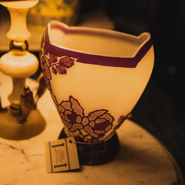 Foto de um(a) Antigo Vaso Jarro Francês Em Vidro Cameo Glass Art Nouveau, da categoria de Vasos. Escola Gallé. Cameo Glass. Lindíssimo e imponente vaso francês em vidro artístico, ricamente moldado à mão com flores em... Mostrado de uma perspectiva diferente. Vendido no marketplace Trésors.