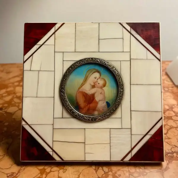 Foto de um(a) Miniature Portrait Antigo Raro Quadrinho Arte Sacra, da categoria de Objetos religiosos e espirituais. Miniature Portrait. Antigo quadrinho Europeu pintado à mão em folha de marfim. Moldura também marfim com casco de tartaruga... Mostrado de uma perspectiva diferente. Vendido no marketplace Trésors.