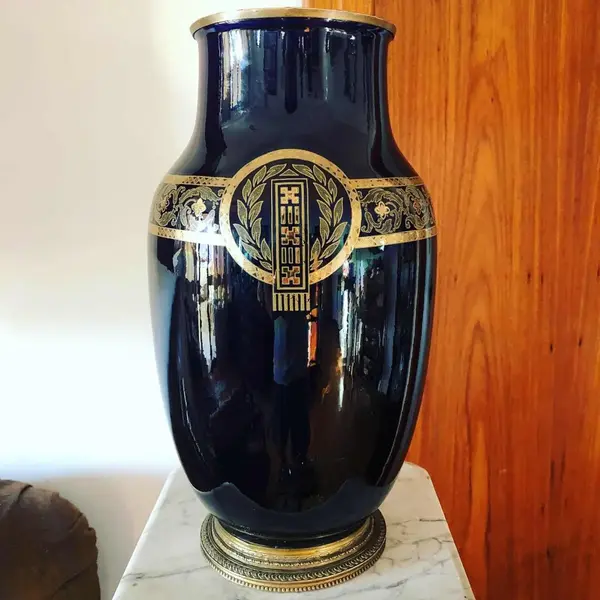 Foto de um(a) Antigo Vaso Jarro Ânfora Clássico Porcelana Sarreguemines, da categoria de Vasos. Importante vaso azul artístico em porcelana francesa Sarreguemines, pintado à mão e ornamentado com bronze. Peça toda... Mostrado de uma perspectiva diferente. Vendido no marketplace Trésors.