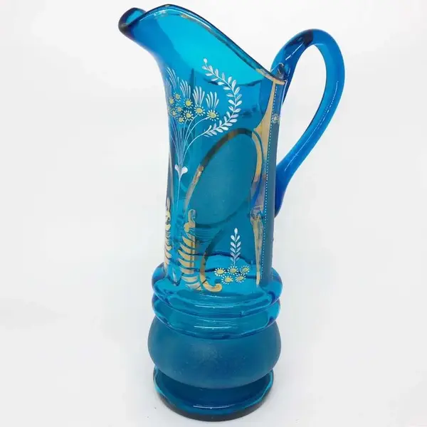 Foto de um(a) Antiga Grande Jarra Em Vidro Veneziano Azul Art Nouveau, da categoria de Jarros. Antiga e grande jarra artística em vidro veneziano soufflé gomado, pintada à mão, decoração floral com esmalte branco e fios... Mostrado de uma perspectiva diferente. Vendido no marketplace Trésors.