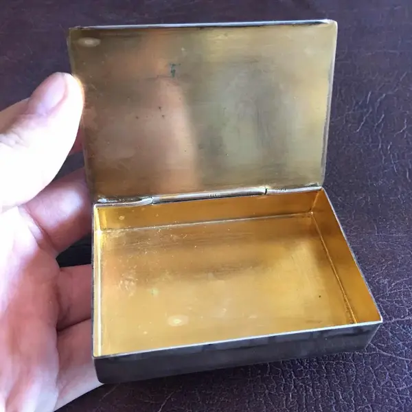 Foto de um(a) Antigas Caixinhas Porta Jóias Franceses Prata Bronze Ormolu, da categoria de Porta-Jóias. Par de caixinhas porta-joias em bronze, com partes banhada a prata e ouro ormolu. Assinadas, com o nome da obra. França,... Mostrado de uma perspectiva diferente. Vendido no marketplace Trésors.