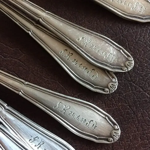 Foto de um(a) Antigo Conjunto De Colher Para Sobremesa Em Prata Eberle, da categoria de Colheres. 6 colheres de sobremesa em prata, datadas de 1950. Em perfeito estado. Com iniciais e data gravada nas peças. Mostrado de uma perspectiva diferente. Vendido no marketplace Trésors.