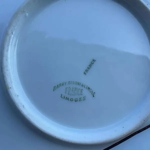 Foto de um(a) Antigo Raro Medalhão Prato Decorativo Porcelana Limoges, da categoria de Pratos Decorativos. Limoges. Antigo e grande prato medalhão em porcelana artística francesa, da renomada manufatura Limoges, uma das melhores... Mostrado de uma perspectiva diferente. Vendido no marketplace Trésors.