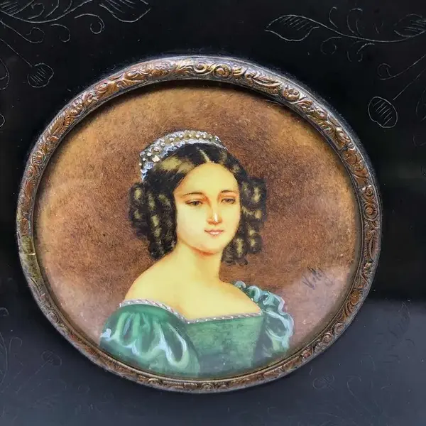 Foto de um(a) Antigo Quadrinho Camafeu Miniature Portrait Pintura A Óleo, da categoria de Pinturas. Miniature Portrait. Antigo quadrinho camafeu, pintado à mão em folha de marfim. Moldura em madeira com paspatur em bronze.... Mostrado de uma perspectiva diferente. Vendido no marketplace Trésors.