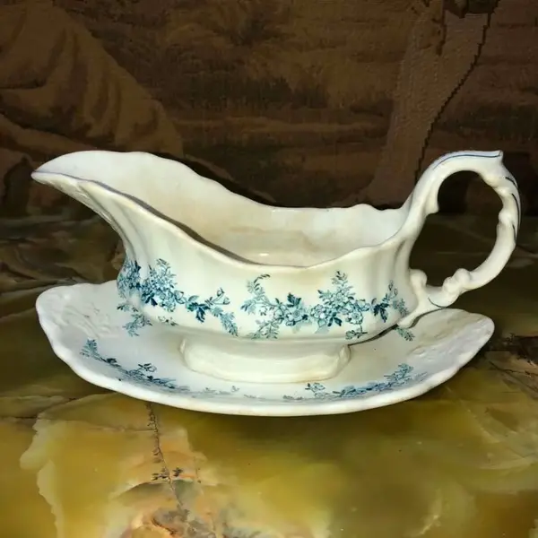 Foto de um(a) Antiga Molheira Em Porcelana Italiana Richard Ginori Elba, da categoria de Travessas e tigelas. Molheira antiga Porcelana italiana Richard Ginori, modelo Elba.Medidas 14x24cm. Mostrado de uma perspectiva diferente. Vendido no marketplace Trésors.