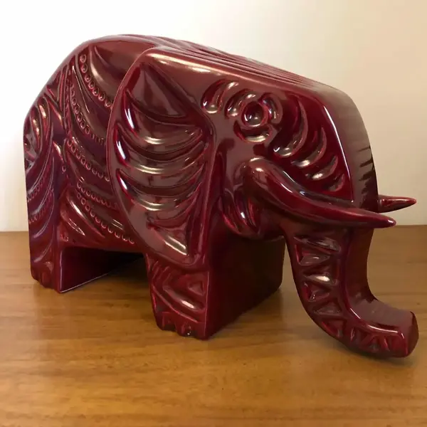 Foto de um(a) Antiga Escultura Art Deco Elefante Em Porcelana Europeia, da categoria de Escultura. Linda e imponente escultura de elefante estilizado, totalmente do período Art Deco, em porcelana européia, década de... Mostrado de uma perspectiva diferente. Vendido no marketplace Trésors.