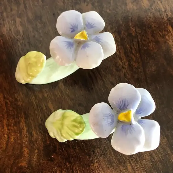 Foto de um(a) Par Decorativos Porta Guardanapos Porcelana Pia Bone China, da categoria de Anel para guardanapo. Par de anéis para guardanapos no formato de flores em fina porcelana feitos e pintados à mão, Pia Bone China, Filipinas.10cm... Mostrado de uma perspectiva diferente. Vendido no marketplace Trésors.