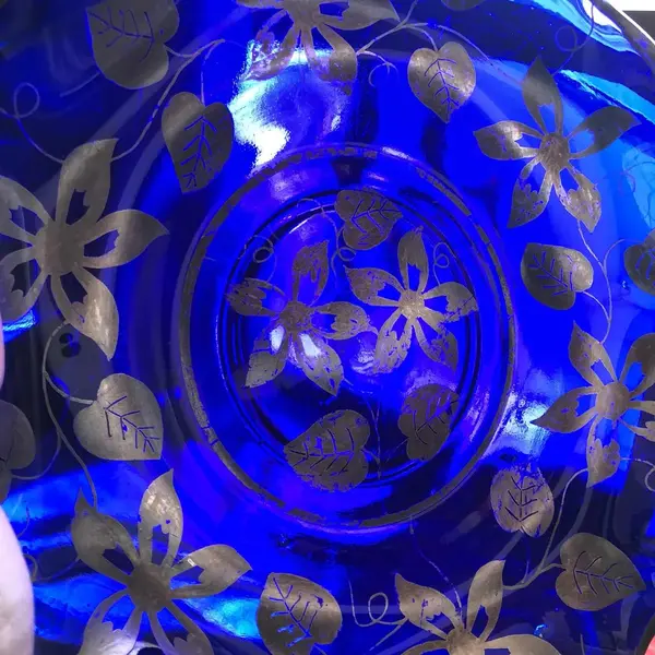 Foto de um(a) Antigo Grande Centro De Mesa Em Cristal Azul E Prata De Lei, da categoria de Centro de mesa. Antigo e grande centro de mesa em cristal com belíssima decoração floral em prata de lei. Em perfeito estado. Medindo 35cm. Mostrado de uma perspectiva diferente. Vendido no marketplace Trésors.