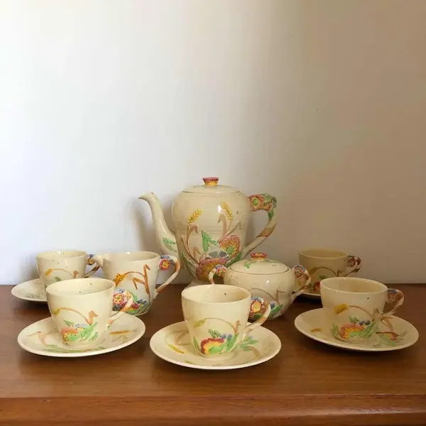 Foto de um(a) Antigo Conjunto Café Chá Porcelana Inglesa Brentleigh Ware, da categoria de Conjuntos de café e chá. Antigo e muito decorativo jogo de café ou chá Art Deco em porcelana Inglesa Brentleigh Ware Staffordshire. O nome dessa... Mostrado de uma perspectiva diferente. Vendido no marketplace Trésors.