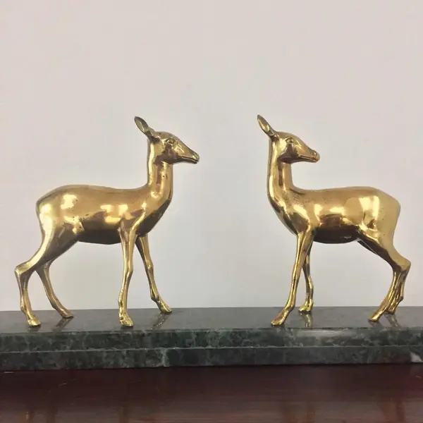 Foto de um(a) Antiga Escultura Francesa Alces Veados Em Bronze Art Deco, da categoria de Escultura. Imponente e perfeito bloco Art Deco com figuras de veados em bronze, base em mármore italiano. França, meados de... Mostrado de uma perspectiva diferente. Vendido no marketplace Trésors.