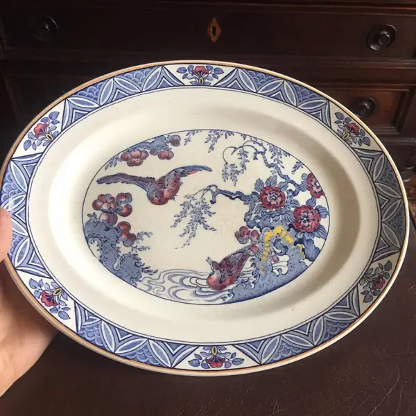 Foto de um(a) Antiga E Grande Travessa Prato Porcelana Inglesa Bristol, da categoria de Travessas e tigelas. Bela e grande travessa em porcelana inglesa, da antiga manufatura Bristol fundando em 1652. Início século XX. Em perfeito... Mostrado de uma perspectiva diferente. Vendido no marketplace Trésors.