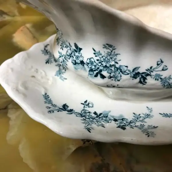 Foto de um(a) Antiga Molheira Em Porcelana Italiana Richard Ginori Elba, da categoria de Travessas e tigelas. Molheira antiga Porcelana italiana Richard Ginori, modelo Elba.Medidas 14x24cm. Mostrado de uma perspectiva diferente. Vendido no marketplace Trésors.