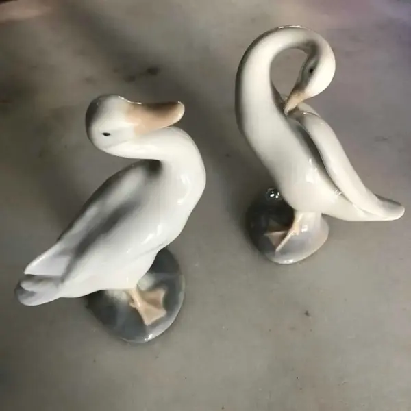 Foto de um(a) Antigo Par De Esculturas De Pato Porcelana Espanhola Lladró, da categoria de Escultura. Lladró. Antigo par de esculturas, representando casal se patos, feitos à mão em porcelana artística espanhola, da famosa... Mostrado de uma perspectiva diferente. Vendido no marketplace Trésors.