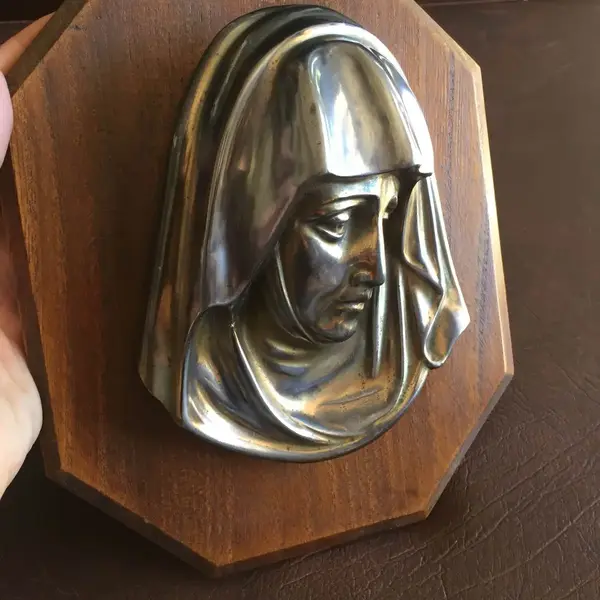 Foto de um(a) Arte Sacra Antigo Quadro Virgem Maria Madeira Pétit Bronze, da categoria de Objetos religiosos e espirituais. Lindo quadro antigo década de 60, em pétit bronze francês, ótima fundição, sob madeira de lei.Medidas: 21x17cm Em perfeito... Mostrado de uma perspectiva diferente. Vendido no marketplace Trésors.