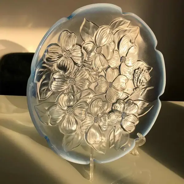 Foto de um(a) Antigo Prato Centro De Mesa Francês Opalescente Sabino Glass, da categoria de Centro de mesa. Sabino Glass. Antigo e grande prato, centro de mesa, feito à mão em vidro artístico francês opalescente, belíssima decoração... Mostrado de uma perspectiva diferente. Vendido no marketplace Trésors.