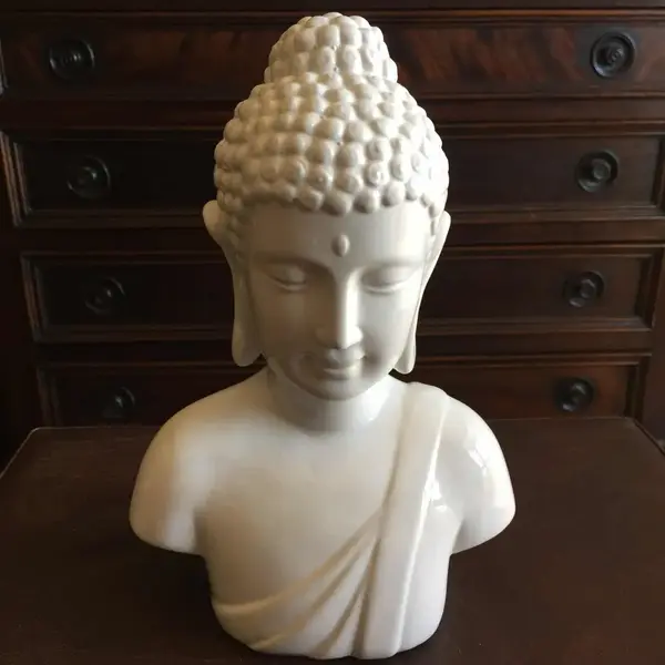 Foto de um(a) Antigo Busto Escultura Oriental Buda Em Porcelana Japonesa, da categoria de Escultura. Imponente busto de Buda em porcelana oriental. Em perfeito estado.Medidas : 27x20cm. Mostrado de uma perspectiva diferente. Vendido no marketplace Trésors.
