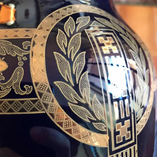 Foto de um(a) Antigo Vaso Jarro Ânfora Clássico Porcelana Sarreguemines, da categoria de Vasos. Importante vaso azul artístico em porcelana francesa Sarreguemines, pintado à mão e ornamentado com bronze. Peça toda... Mostrado de uma perspectiva diferente. Vendido no marketplace Trésors.
