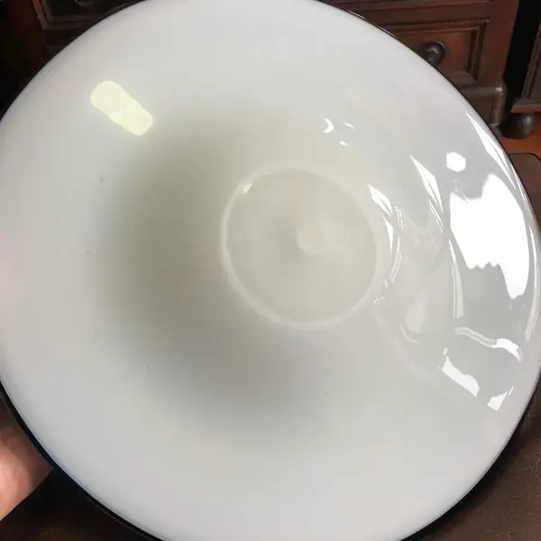 Foto de um(a) Antigo Centro De Mesa Murano Leitoso Italiano Art Deco, da categoria de Centro de mesa. Grande centro de mesa em pesado e legítimo cristal de Murano italiano, feito a mão. Em perfeito estado de conservação. Peça... Mostrado de uma perspectiva diferente. Vendido no marketplace Trésors.