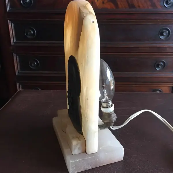 Foto de um(a) Arte Sacra Antiga Luminária Abajur Alabastro Santa Terezinha, da categoria de Abajures. Arte sacra antiga. Magnífica luminária francesa de alabastro/mármore com placa de Santa Terezinha em pétit bronze francês.... Mostrado de uma perspectiva diferente. Vendido no marketplace Trésors.