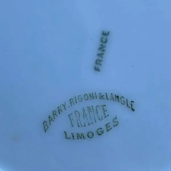 Foto de um(a) Antigo Raro Medalhão Prato Decorativo Porcelana Limoges, da categoria de Pratos Decorativos. Limoges. Antigo e grande prato medalhão em porcelana artística francesa, da renomada manufatura Limoges, uma das melhores... Mostrado de uma perspectiva diferente. Vendido no marketplace Trésors.