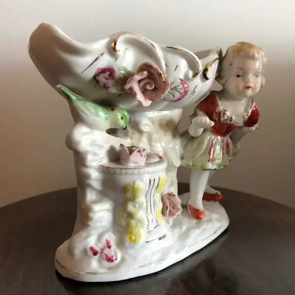 Foto de um(a) Bone China Flower Antigo Bibelô Biscuit Em Porcelana, da categoria de Escultura. Bone China, Flower. Para quem não sabe, Bone China, significa “porcelana de osso”. Esse delicado bibelô é feito de um tipo... Mostrado de uma perspectiva diferente. Vendido no marketplace Trésors.