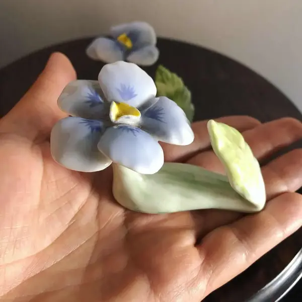 Foto de um(a) Par Decorativos Porta Guardanapos Porcelana Pia Bone China, da categoria de Anel para guardanapo. Par de anéis para guardanapos no formato de flores em fina porcelana feitos e pintados à mão, Pia Bone China, Filipinas.10cm... Mostrado de uma perspectiva diferente. Vendido no marketplace Trésors.