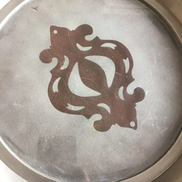 Foto de um(a) Bandeja De Estanho Com Vidro Cristal Satiné, da categoria de Bandejas. Diferente, imponente e pesada bandeja, em perfeito estado.Medidas 28x20cm. Mostrado de uma perspectiva diferente. Vendido no marketplace Trésors.